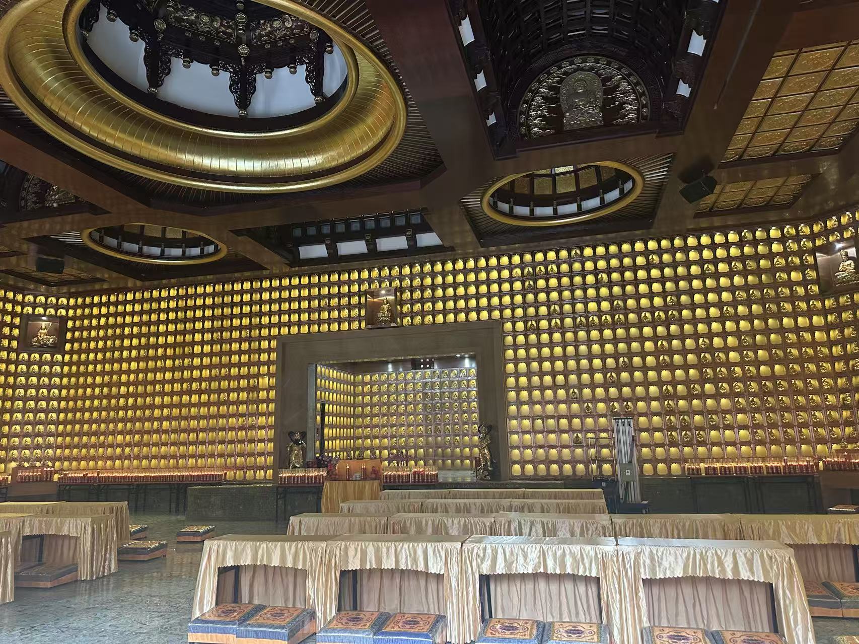 于普照寺内拍摄