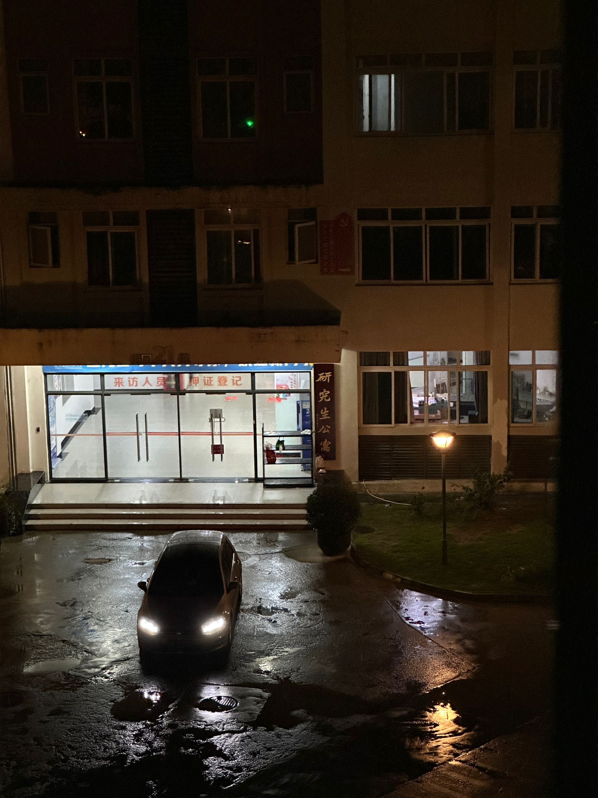 凌晨三点拍下的，车里面的人在等什么呢？